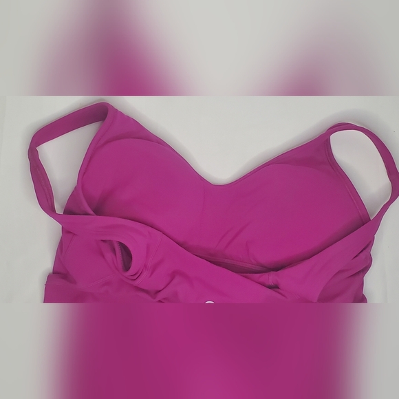 Lululemon Size 8 - Sports Bra - Build In Padded Bra - Picture 4 of 6